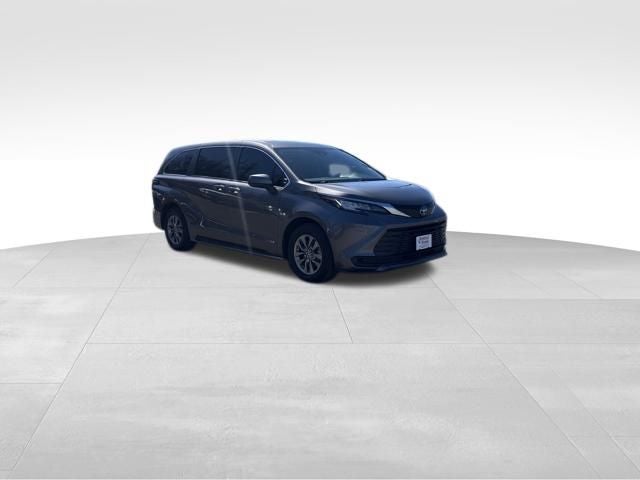 2023 Toyota Sienna LE 8 Passenger