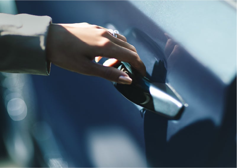 A hand gracefully grips the Light Touch Handle of a 2023 Lincoln Aviator® SUV to demonstrate its ease of use | Jenkins & Wynne Lincoln in Clarksville TN