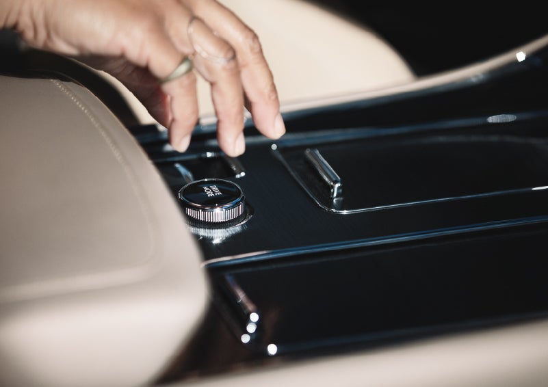 A hand reaching for the Lincoln Drive Modes knob of a 2024 Lincoln Aviator® SUV | Jenkins & Wynne Lincoln in Clarksville TN