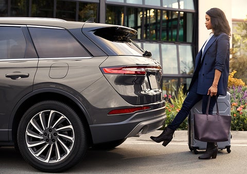 A woman with her hands full uses her foot to activate the available hands-free liftgate. | Jenkins & Wynne Lincoln in Clarksville TN