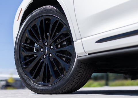 The stylish blacked-out 20-inch wheels from the available Jet Appearance Package are shown. | Jenkins & Wynne Lincoln in Clarksville TN
