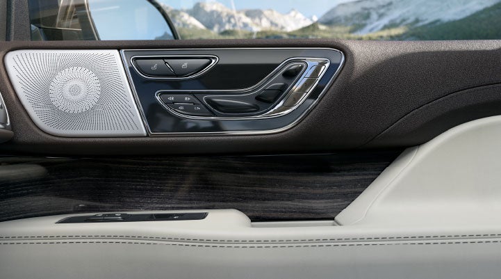 The speaker cover of the available audio system shows high-end design.