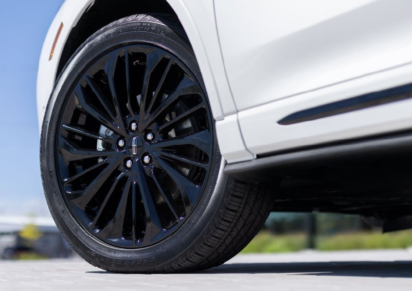 A stylish 20-inch black aluminum wheel of the available Jet Appearance Package is shown. | Jenkins & Wynne Lincoln in Clarksville TN