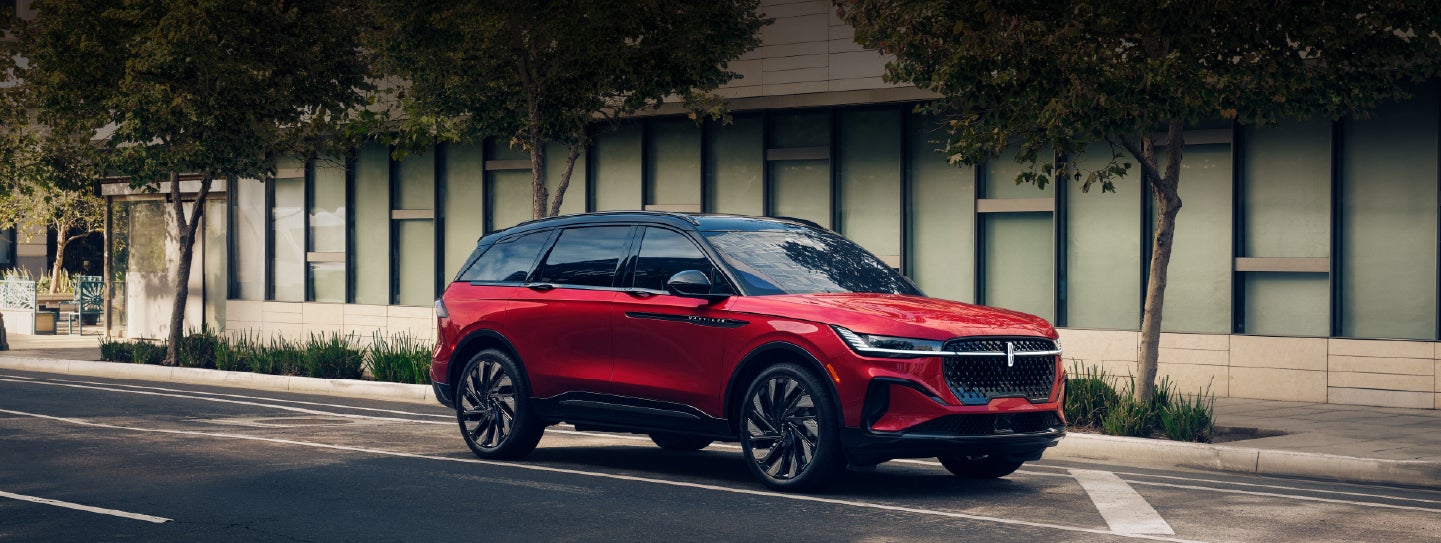 A 2025 Lincoln Nautilus® SUV with an available hybrid powertrain is parked in an urban setting. | Jenkins & Wynne Lincoln in Clarksville TN