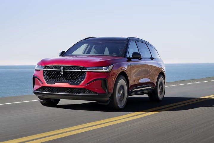 2024 lincoln nautilus driving